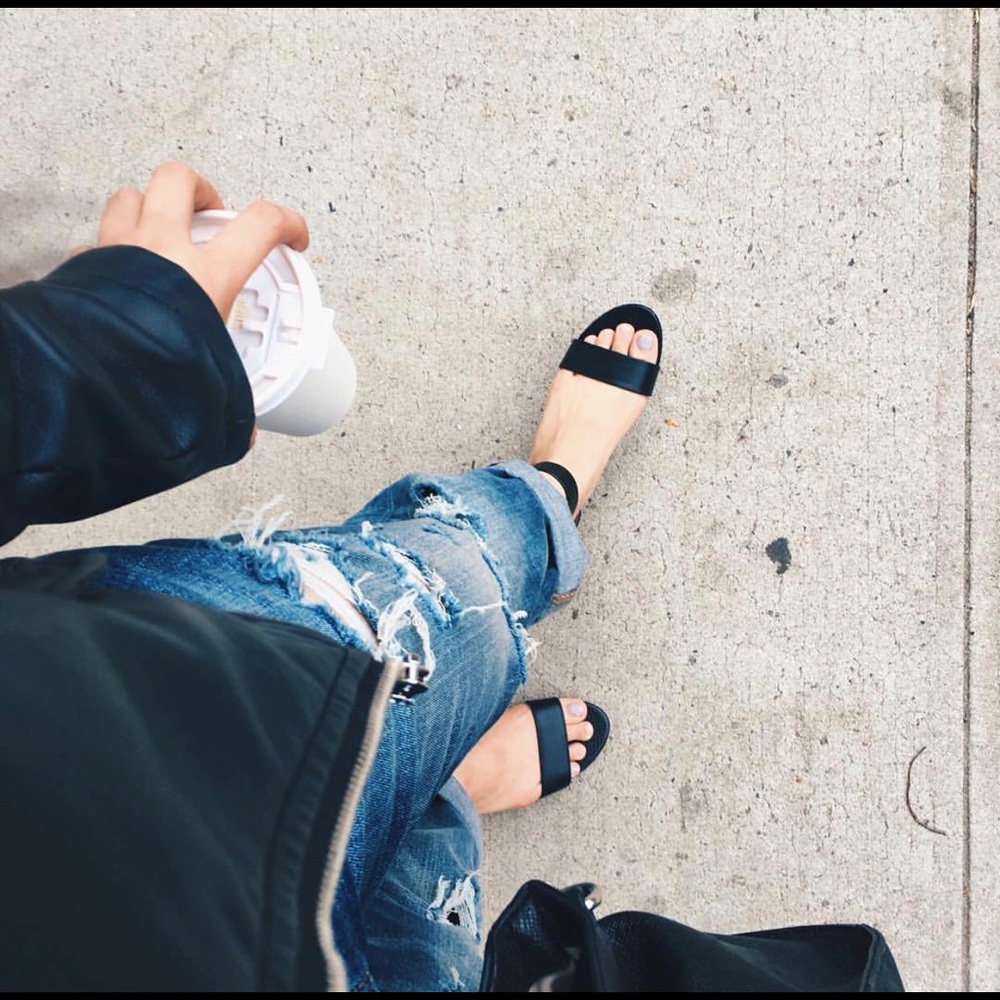 American Eagle Tomgirl Distressed jeans